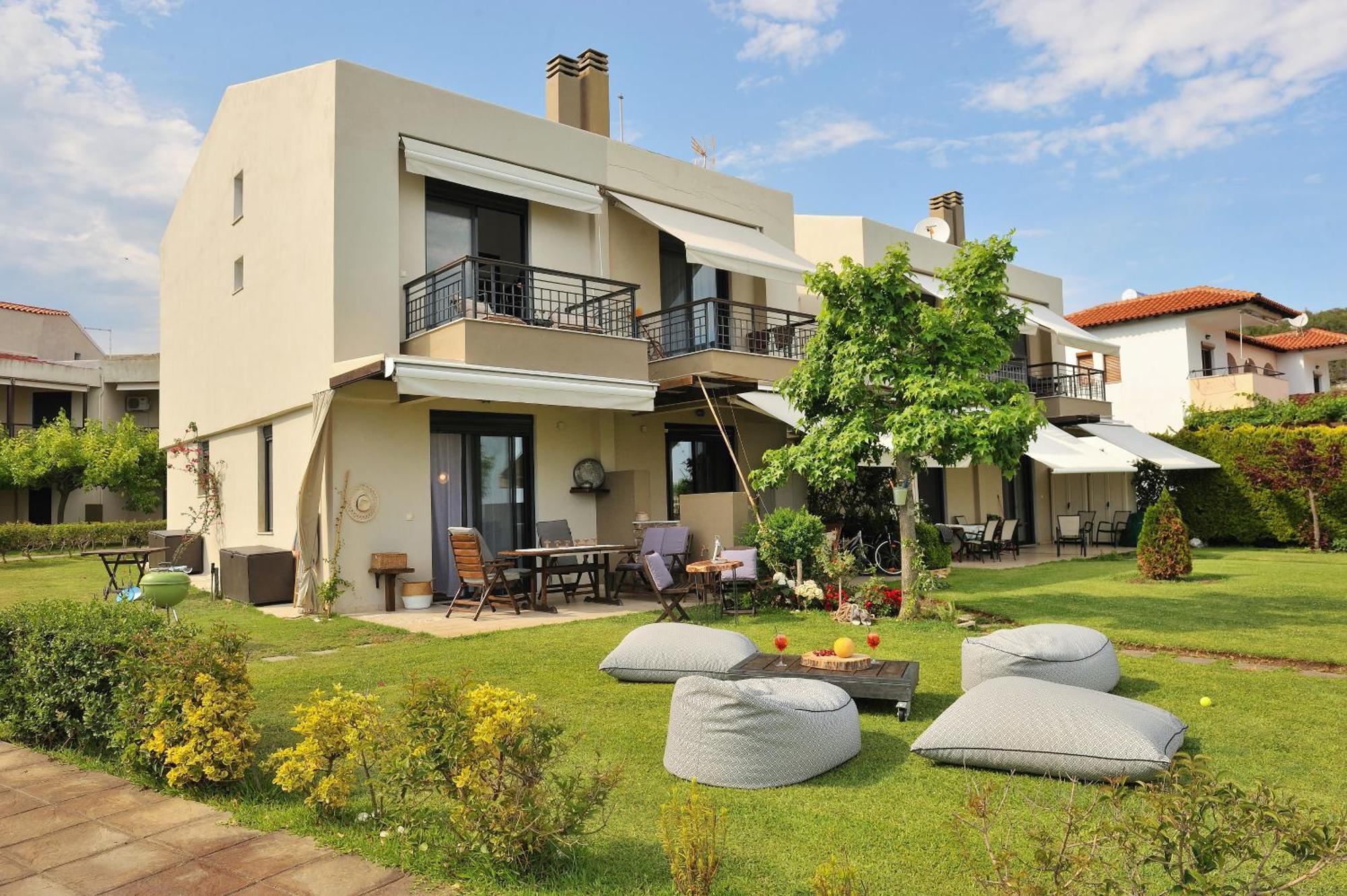 Seathon Seafront Beach Villa In Kalamitsi Exterior photo